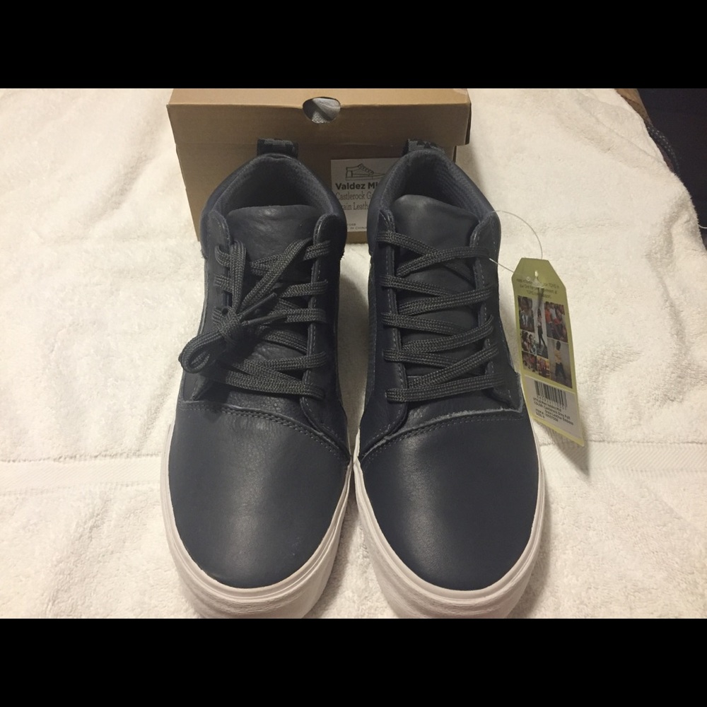 Men’s Toms. Grey leather. Size 9. NWT.